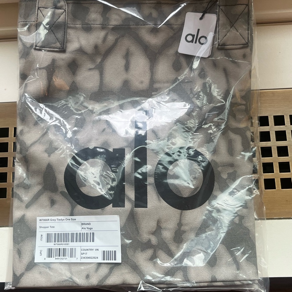 Alo Yoga ICONIC SHOPPER TOTE bag Brand New w tags! carry all purse sealed NEW - Picture 6 of 8